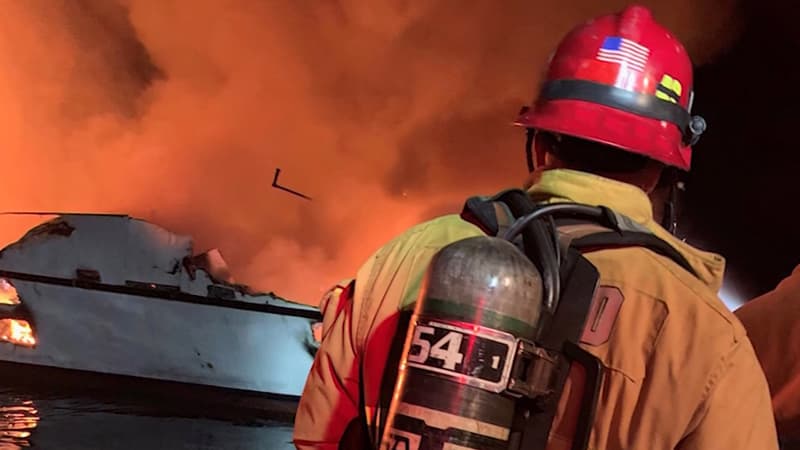 Un pompier tente d'éteindre un incendie dans un bateau au large de la côte californienne