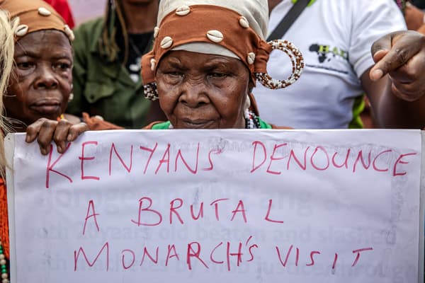 Photo de manifestations contre la visite du roi Charles IIII au Kenya, dans la ville de Nairobi, le 30 octobre 2023.