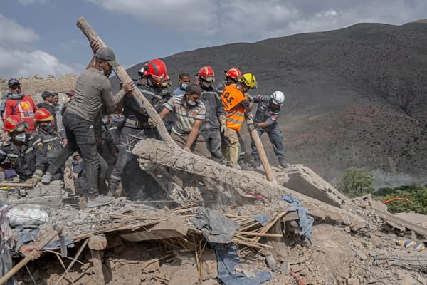 Des secouristes et des civils fouillent les décombres des maisons détruites dans le village d'Imi N'Tala, près d'Amizmiz, le 12 septembre 2023, quatre jours après le séisme au Maroc.