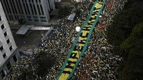 Des manifestants réclament le 16 août 2015 à Sao Paulo le départ de la président de gauche Dilma Rousseff