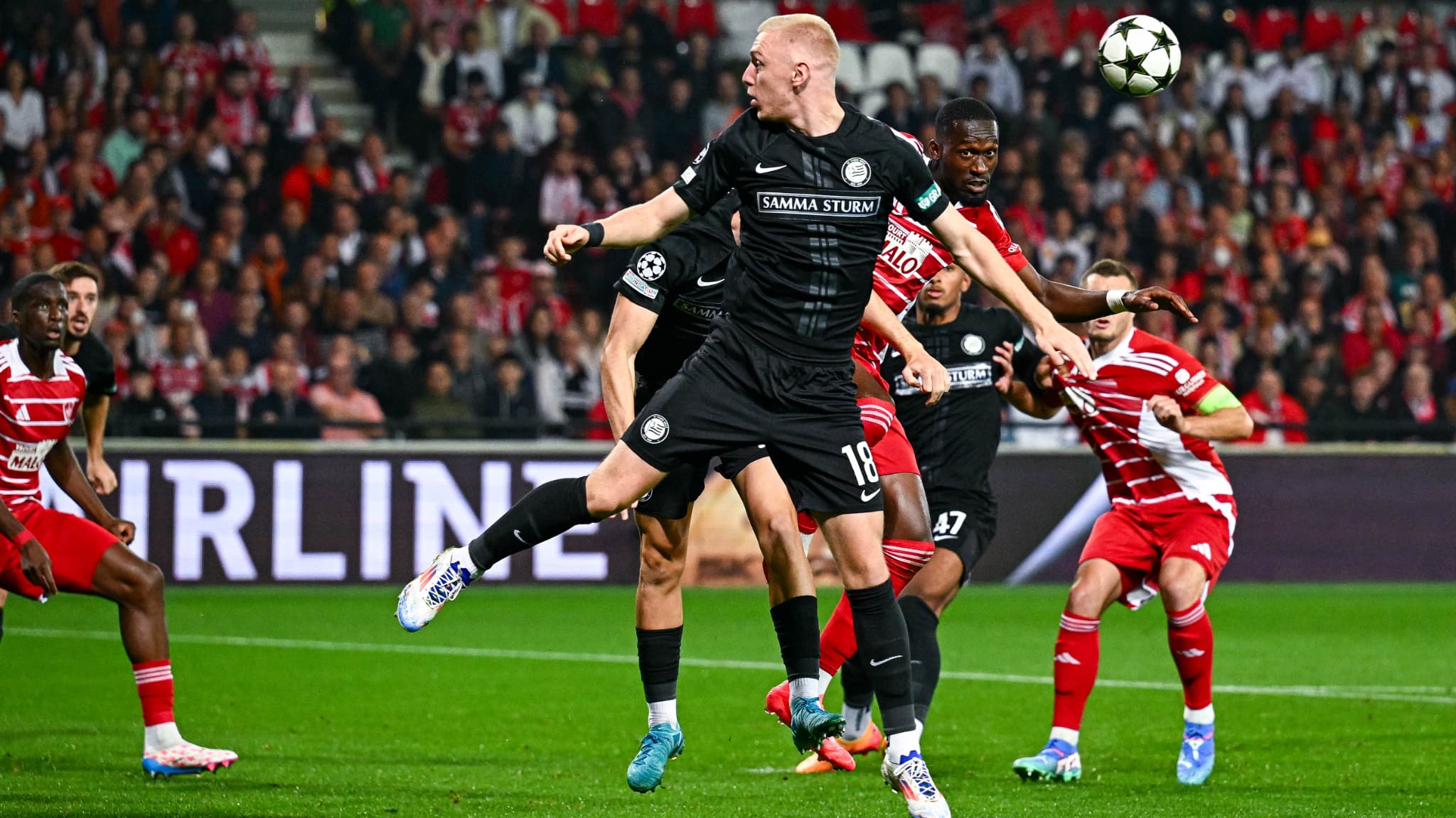 Le maillot du Sturm Graz sur la pelouse de Roudourou lors du match de Ligue des champions contre Brest