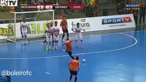 Une superbe combinaison sur coup-franc en futsal