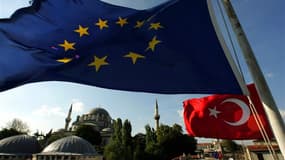 La France a fait mardi un geste en direction d'Ankara en acceptant d'ouvrir à Bruxelles un nouveau chapitre des négociations d'adhésion de la Turquie à l'Union européenne. Cette position contraste avec celle adoptée par Nicolas Sarkozy qui jugeait que la