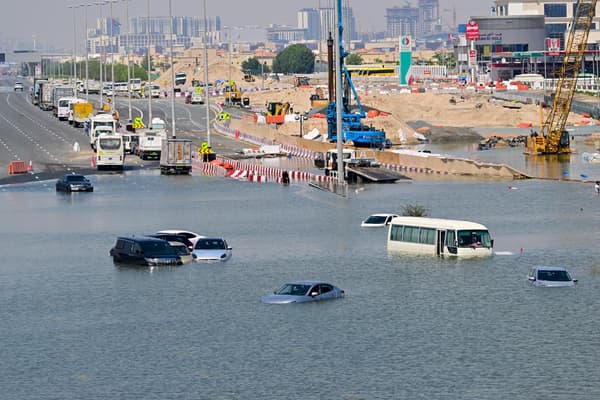 Des voitures sont bloquées dans une rue inondée de Dubaï à la suite de fortes pluies, le 18 avril 2024. 