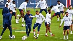 Christophe Galtier avec Kylian Mbappé à l'entraînement du PSG, 5 mai 2023