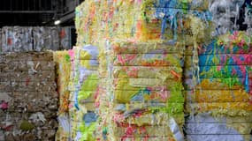 Des ballots de papier à l'usine de recyclage Paprec de La Courneuve, près de Paris, le 15 octobre 2015 (photo d'illustration).