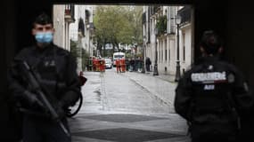 Des gendarmes en train de bloquer la rue où a eu lieu l'attaque parisienne ce vendredi.