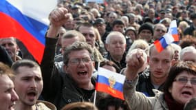 Manifestation pro-russe à Donetsk, dans l'Est de l'Ukraine samedi, à la veille du référendum sur le rattachement de la Crimée à la Russie.