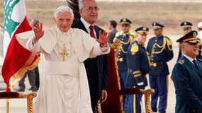 Benoît XVI accueilli par le président libanais Michel Sleimane à son arrivée à l'aéroport de Beyrouth vendredi. A l'entame d'une délicate visite de trois jours au Liban, le pape a plaidé pour l'arrêt des livraisons d'armes à la Syrie comme moyen de mettre