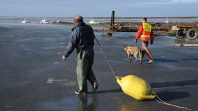 Les secours, dont des équipes cynophiles, tentent de retrouver le corps d'une petite fille et de son père, dont la voiture est tombée à l'eau dans la nuit de mardi à mercredi à Charron, en Charente-Maritime.