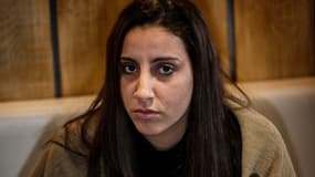 Mériam Rhaiem lors d'une conférence de presse organisée le 22 mars 2014, à Lyon. Sa fille Assia a été emmenée en Syrie par son père, fin 2013.
