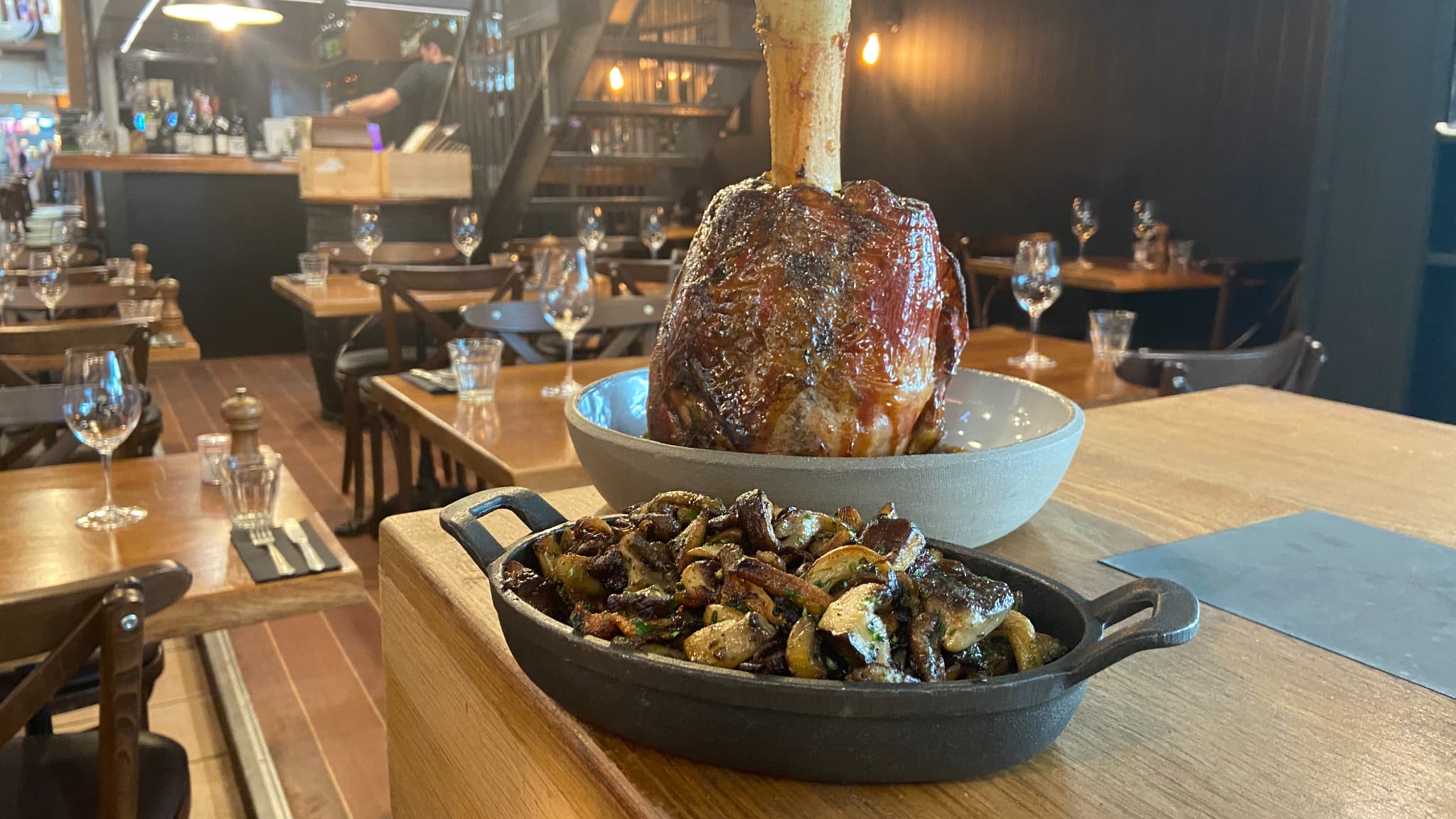 Le jarret de veau et poêlée de champignons de Noé Saillard.