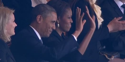 Barack et Michelle Obama à leur arrivée au Soccer City Stadium de Soweto. Barack et Michelle Obama à leur arrivée au Soccer City Stadium de Soweto.