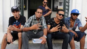 Les rappeurs tunisiens Tuniaif, MC Bilel, Jok boss, T-Gang et BMG posent après l'annonce de la création de leur syndicat, le 10 octobre à Tunis.