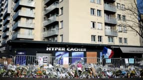 Des otages de l'Hyper Cacher qui accusaient BFMTV de les avoir mis en danger en révélant pendant le drame de janvier 2015 que l'un d'eux se cachait dans la chambre froide, ont retiré leur plainte après un accord avec la chaîne d'info - Vendredi 8 janvier 2016