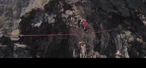 A 112m de haut, K. Belaey traverse une slackline… à VTT