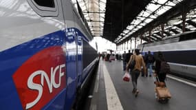 Des usagers de la SNCF marchent sur le quai à côté de TGV (image d'illustration)