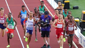 Un caméraman en plein milieu de la piste pendant la finale du 3.000m steeple aux Mondiaux