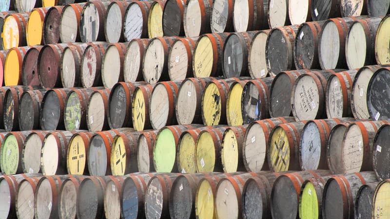 Des fûts de whisky à la distillerie White and MacKay d'Invergordon, l'une des plus grandes d'Ecosse. 