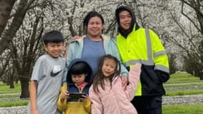Juladi Khammoungkhoune (à gauche), ici avec ses parents et son frère et sa soeur, a survécu à un naufrage au large de la Californie en se cachant dans une glacière (photo non datée)