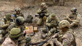 Des membres des forces de défense territoriale ukrainiennes s'entraînent au maniement des armes près de Lviv, le 16 mars 2022