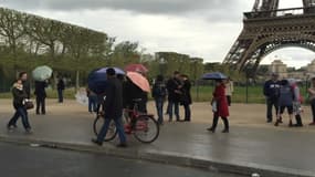 À Paris, la pluie déçoit quelque peu les touristes.