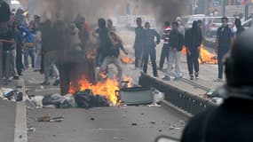 De jeunes manifestants s'en prennent à la police (photo d'illustration).
