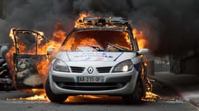 Une voiture de police a été incendiée au cours de la manifestation 