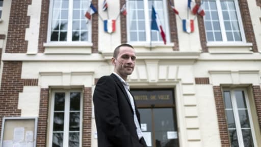 Cyril Nauth, maire FN de Mantes-la-Ville, dans les Yvelines, devant sa mairie, le 31 mars 2014.