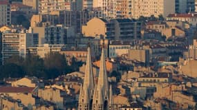 Jean-Marc Ayrault a entrepris lundi de convaincre les élus de la région marseillaise de la nécessité d'une puissante métropole pour traiter les causes profondes de la violence endémique qui sévit dans la cité phocéenne. /Photo prise le 8 septembre 2012/RE