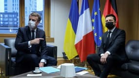 Le président français Emmanuel Macron rencontre son homologue ukrainien Volodymyr Zelensky à Bruxelles le 15 décembre 2021