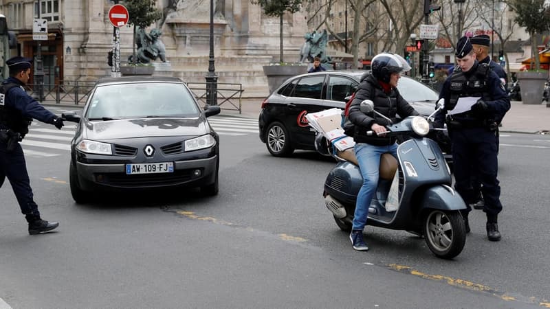 Les policiers contrôle les attestations dérogatoires de circuler : une amende de 135 euros pouvant être infligée en cas d'infraction.