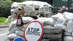Des séparatistes prorusses gardent un checkpoint près du bastion rebelle de la ville de Donetsk, à l'est de l'Ukraine.