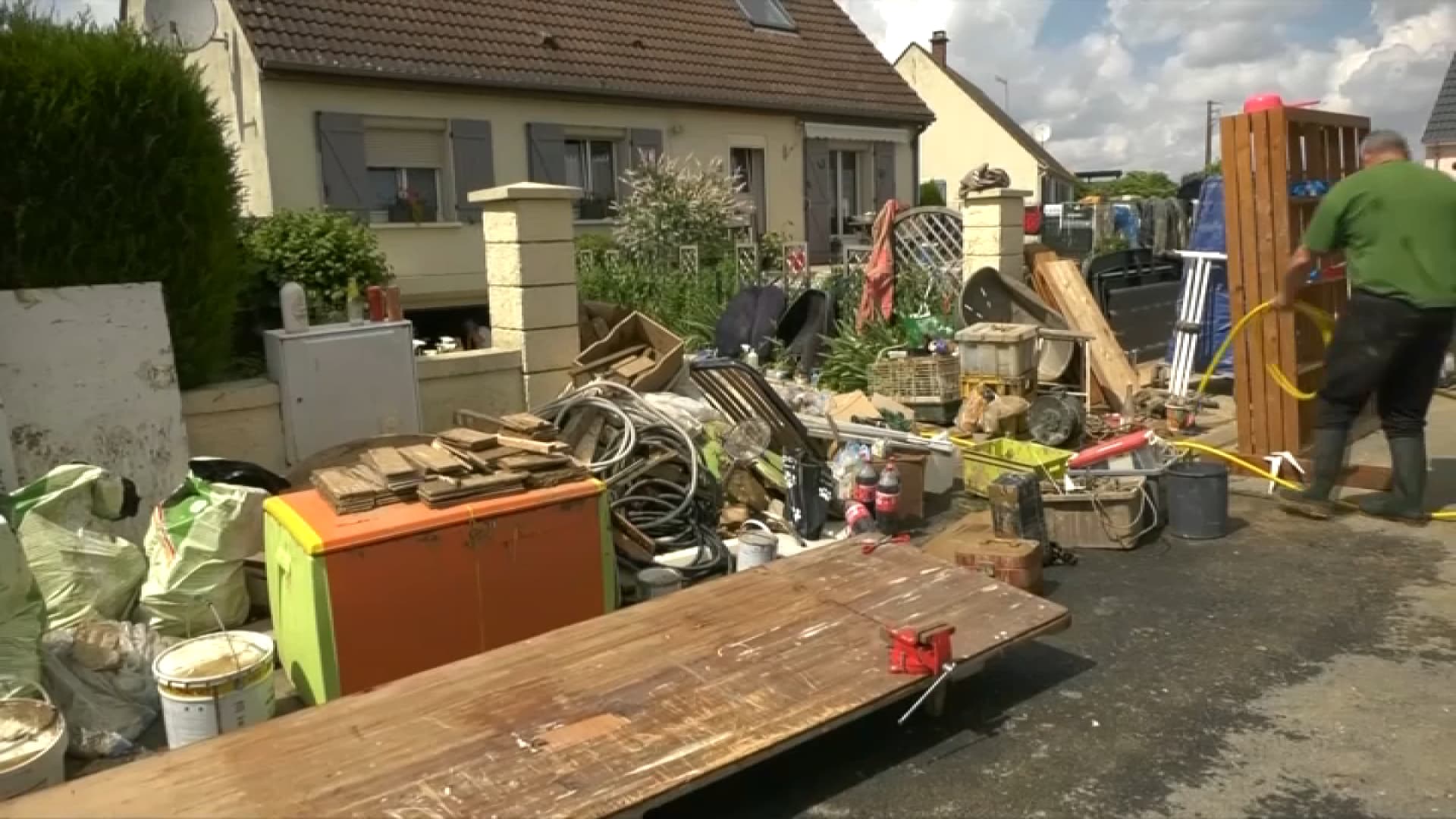 Des effets personnels détruits par l'eau et la boue, Bray-sur-Somme, le 23 mai 2024 