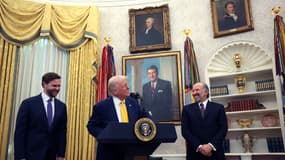 Donald Trump dans le bureau ovale de la Maison Blanche samedi 21 février 2025.