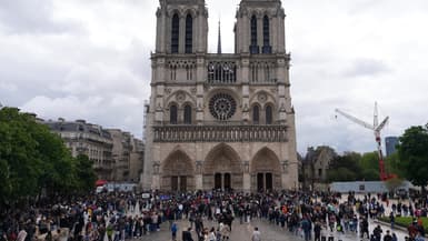 La foule rassemblée devant la cathédrale Notre-Dame de Paris le 21 avril 2025, lundi de Pâques et jour de la mort du pape François à 88 ans. 