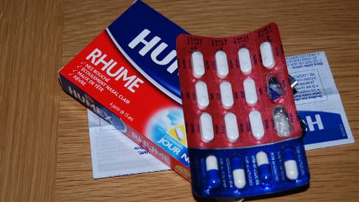 Cumuler les médicaments anti-rhume présenterait des risques d'effets secondaires sérieux, rapporte jeudi 60 millions de consommateurs