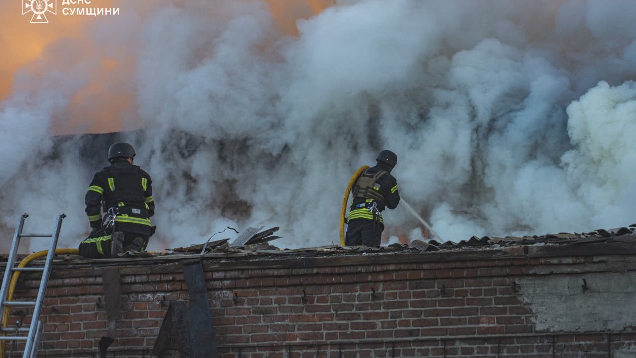 Un incendie en Ukraine, à Soumy, photographié par les services d'urgence le 21 mai 2025 après une attaque russe.