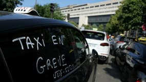 Des chauffeurs de taxi manifestent, le 11 juin 2025 près du ministère de l'Économie, à Paris (photo d'illustration).
