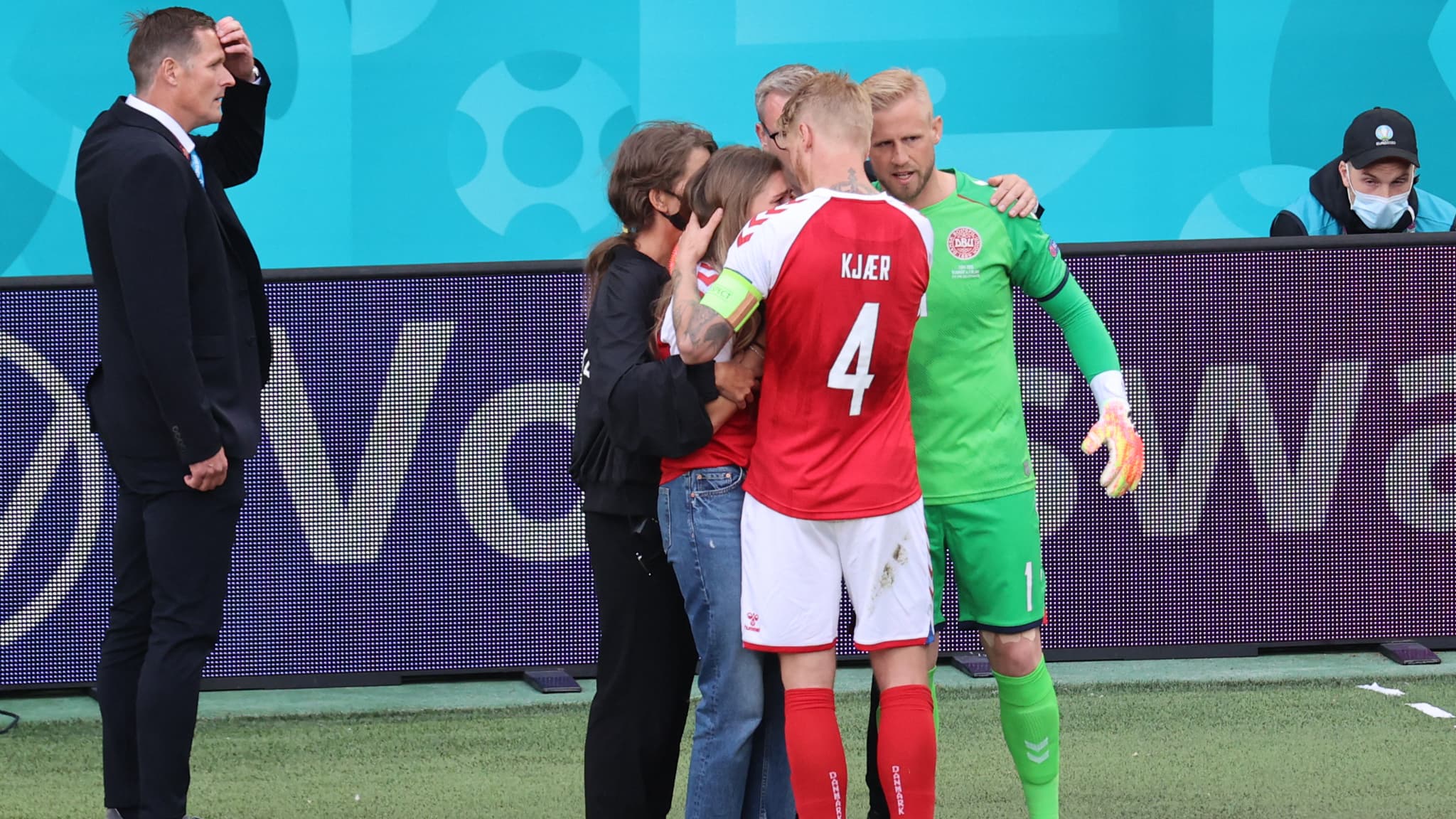 Kasper Schmeichel et Simon Kjaer avec Sabrina Kvist Jensen, compagne de Christian Eriksen (AFP)