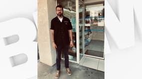 Thomas Orazi, gérant de la pharmacie du Paradis à Béziers, à côté de son "mur des voleurs".