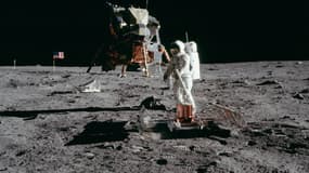 Les premières collectes sur la Lune, lors de la mission Apollo 11 en juillet 1969. 