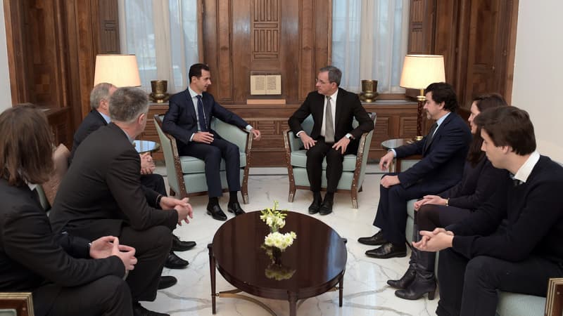 Thierry Mariani aux côtés de Bachar al-Assad, le 8 janvier 2017, à Damas. Les députés Nicolas Dhuicq et Jean Lassalle sont également présents.
