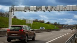 Une barrière de péage sur une autoroute à flux libre.