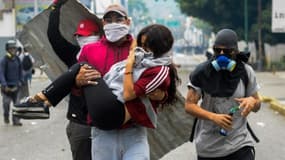 Des manifestants vénézuéliens fuient les gaz lacrymogènes lancés par la police, à Caracas, le 10 avril 2017