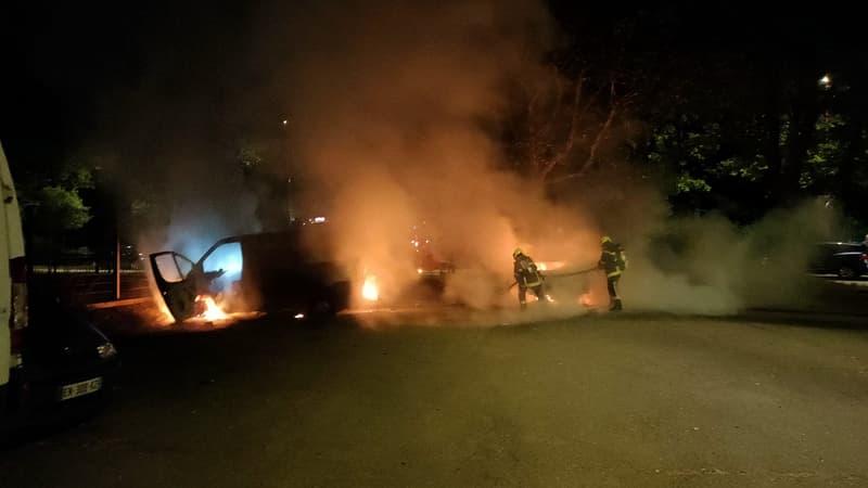 Les pompiers sont intervenus pour au moins 43 feux de véhicules au cours d'une nouvelle soirée de violences.