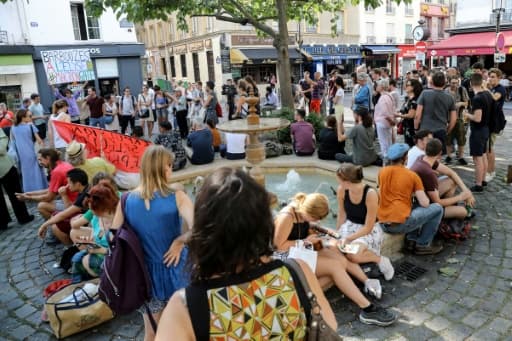 Des personnes manifestent à Paris place de la Contrescarpe, là où l'ex-collaborateur de l'Elysée, Alexandre Benalla, avait été filmé molestant deux manifestants, le 27 juillet 2018 Des personnes manifestent à Paris place de la Contrescarpe, là où l'ex-collaborateur de l'Elysée, Alexandre Benalla, avait été filmé molestant deux manifestants, le 27 juillet 2018