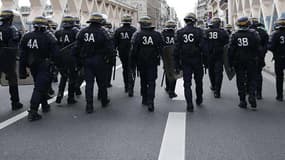 Des CRS bloquent une avenue parisienne à l'occasion de la manifestation contre la loi Travail du 14 avril 2016.