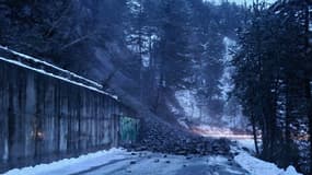 L'accès au village Réallon, dans les Hautes-Alpes, bloqué par un éboulement au début du mois de décembre 2023.