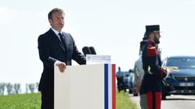 Emmanuel Macron à La-Ville-aux-Bois-les-Dizy, dans le Nord de la France, le 17 mai 2020 pendant une cérémonie commémorative de la bataille de Montcornet. 
